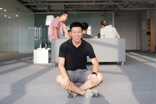 有一個人做了一枚燈泡，然后他成了智能照明網絡核心